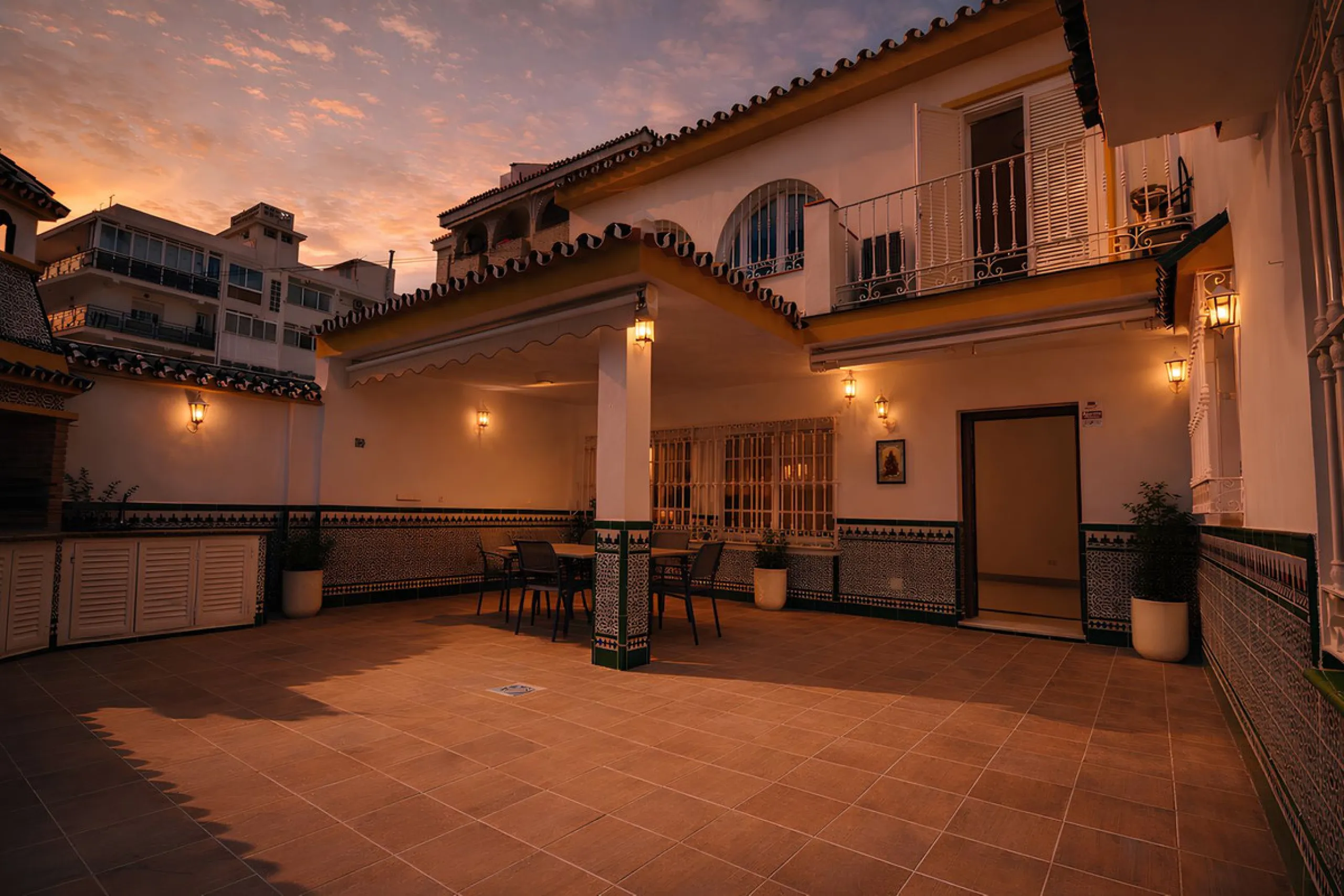 We are pleased to present this fantastic property located in the exclusive and quiet area of Pueblo López, one of the most sought-after neighborhoods in Fuengirola, within walking distance of all amenities, shops, and services.