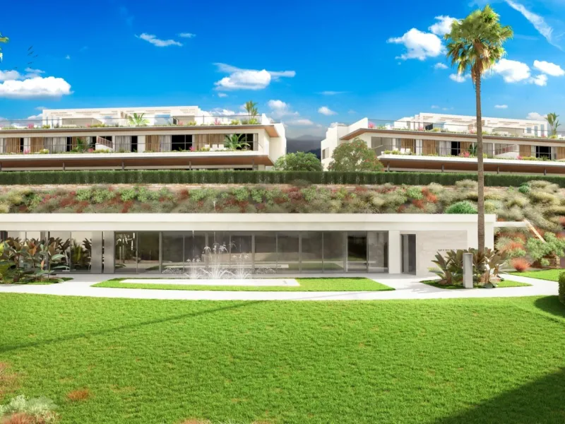 Gated frontline golf development, on gentle hills in the outskirts of Marbella. 3 and 4 bedroom homes with large windows, and living room and kitchen integrated into an open-plan space that allows you to take advantage of natural light at every moment of 