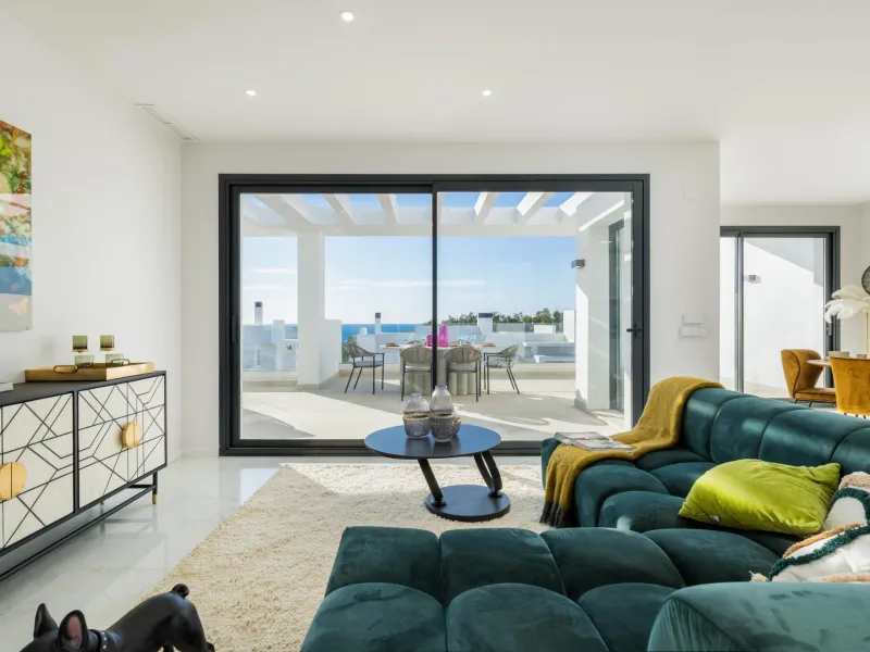 НОВЫЙ ЖИЛОЙ КОМПЛЕКС ВБЛИЗИ ЭСТЕПОНЫ& & Новый жилой комплекс апартаментов и пентхаусов в окрестностях Эстепоны, в 300 м от пляжа Арройо Вакеро. & & Эксклюзивный жилой комплекс, включающий всего 70 объектов с 1, 2 и 3 спальнями, расположенных в