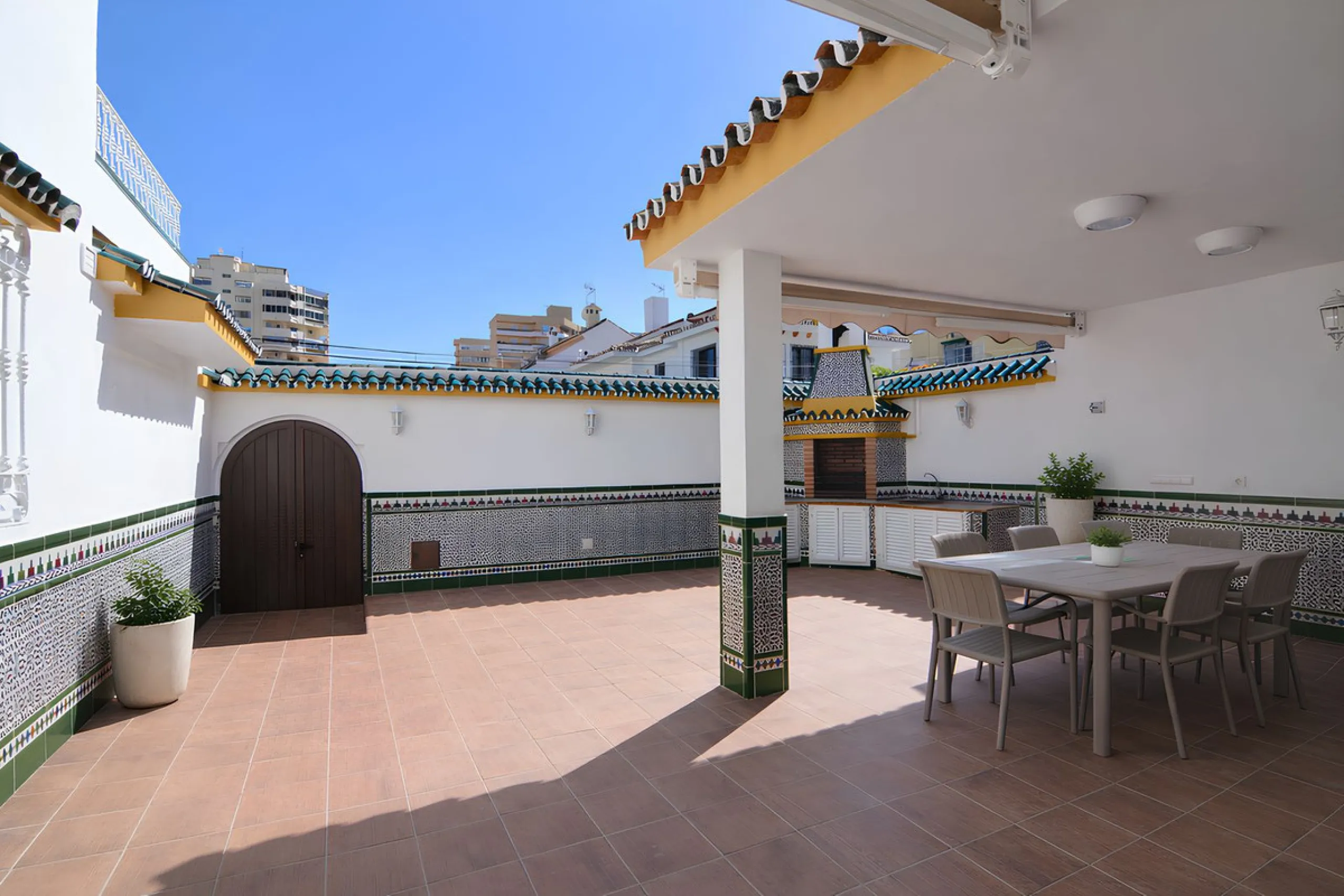 We are pleased to present this fantastic property located in the exclusive and quiet area of Pueblo López, one of the most sought-after neighborhoods in Fuengirola, within walking distance of all amenities, shops, and services.