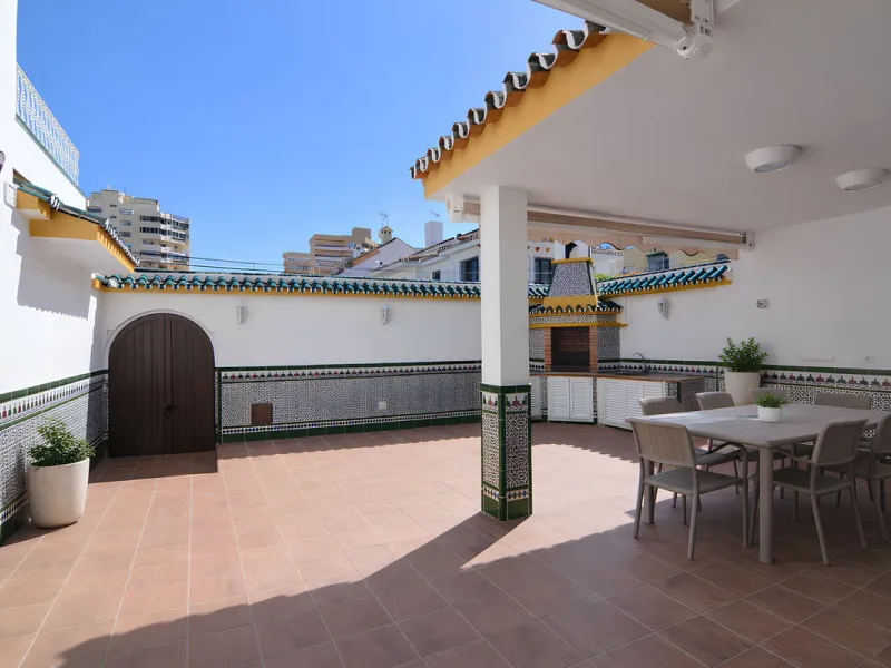 We are pleased to present this fantastic property located in the exclusive and quiet area of Pueblo López, one of the most sought-after neighborhoods in Fuengirola, within walking distance of all amenities, shops, and services.