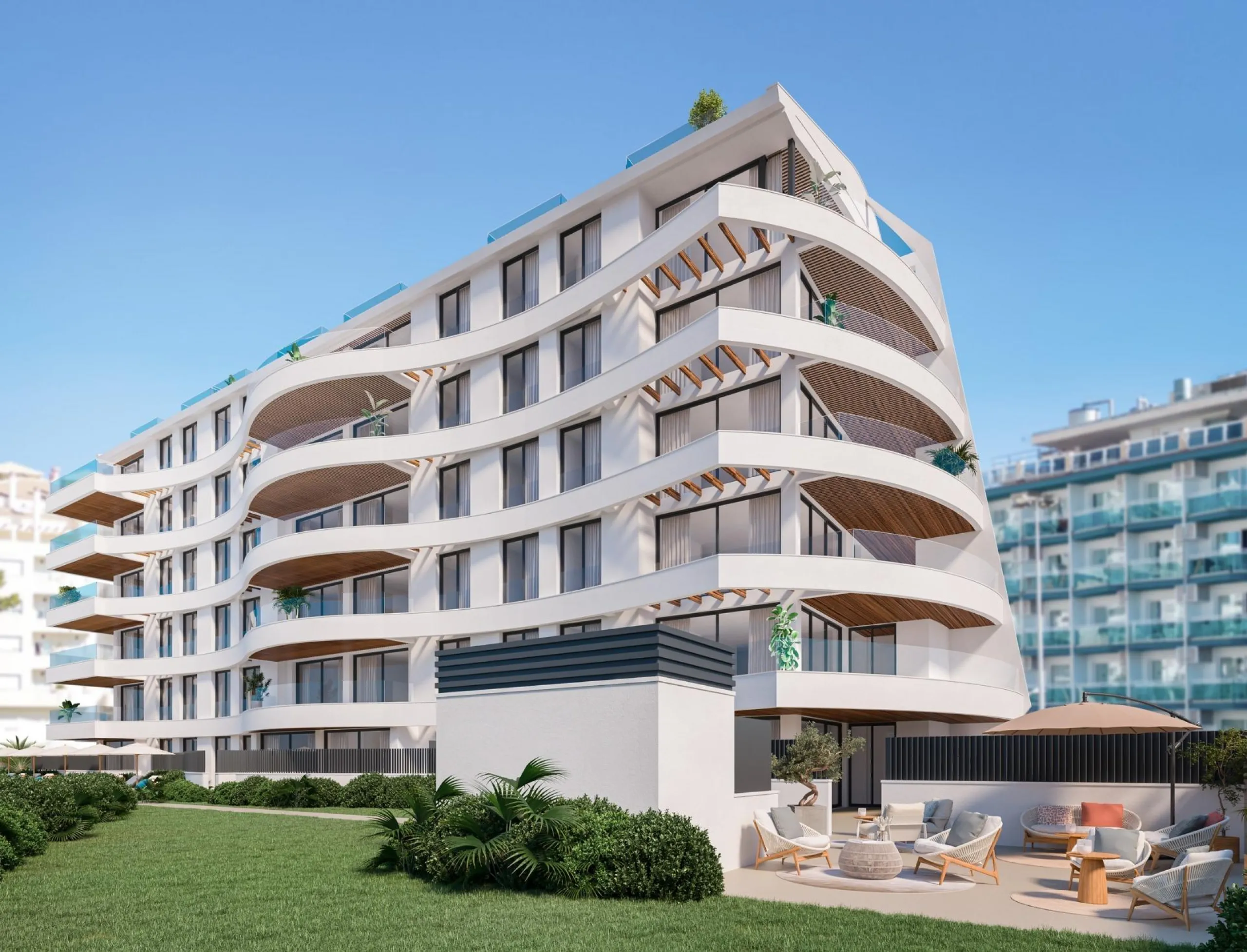 NEW BUILD RESIDENTIAL COMPLEX WITH SEA VIEW IN BENALMADENA& & New Build residential complex in Benalmadena.& & Modern residedential of 33 luxurious 1, 2 and 3 bedrooms apartments inspired by the shape of a ship. Its undulating façade is remini