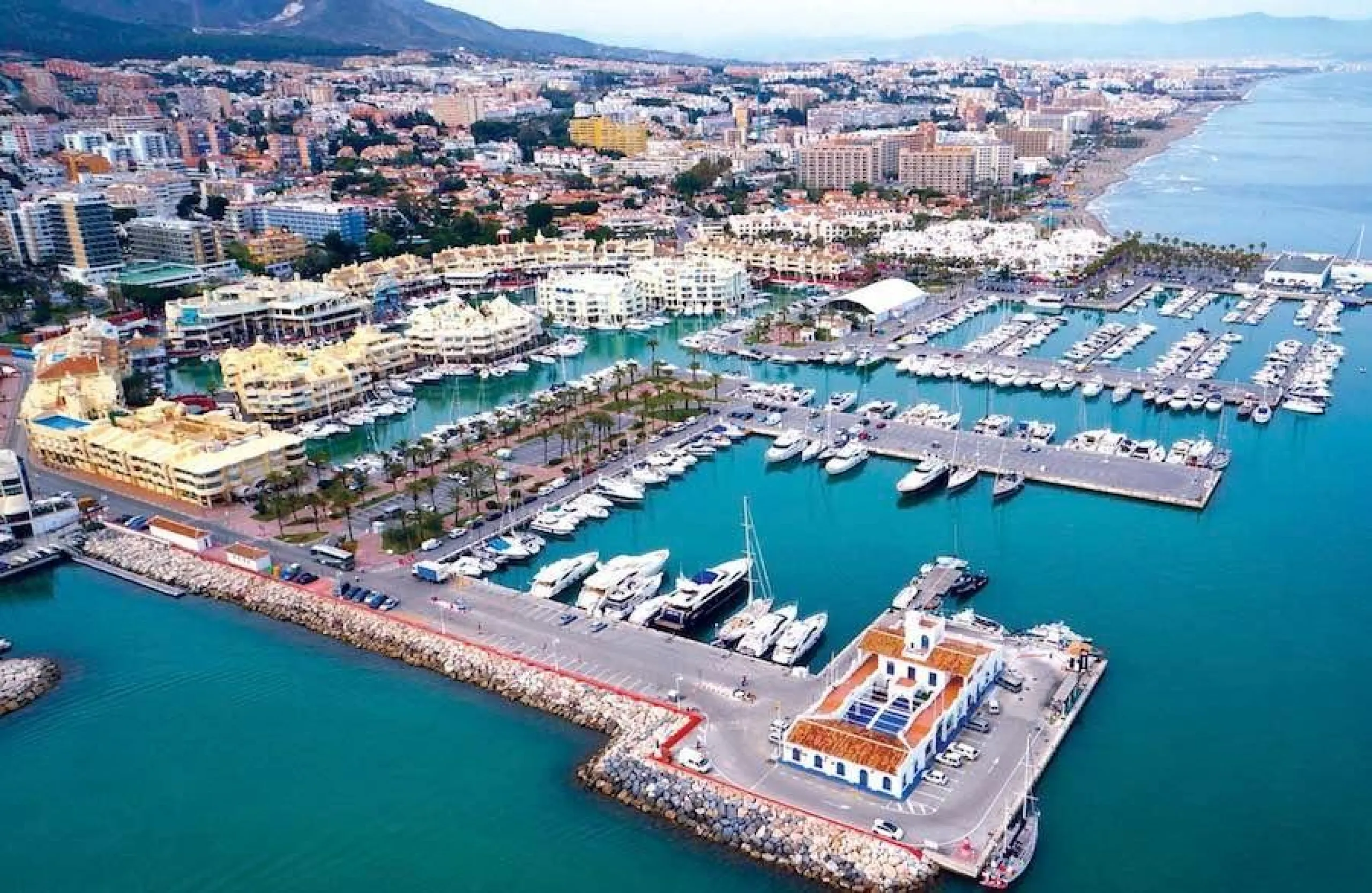 NEW BUILD RESIDENTIAL COMPLEX WITH SEA VIEW IN BENALMADENA& & New Build residential complex in Benalmadena.& & Modern residedential of 33 luxurious 1, 2 and 3 bedrooms apartments inspired by the shape of a ship. Its undulating façade is remini