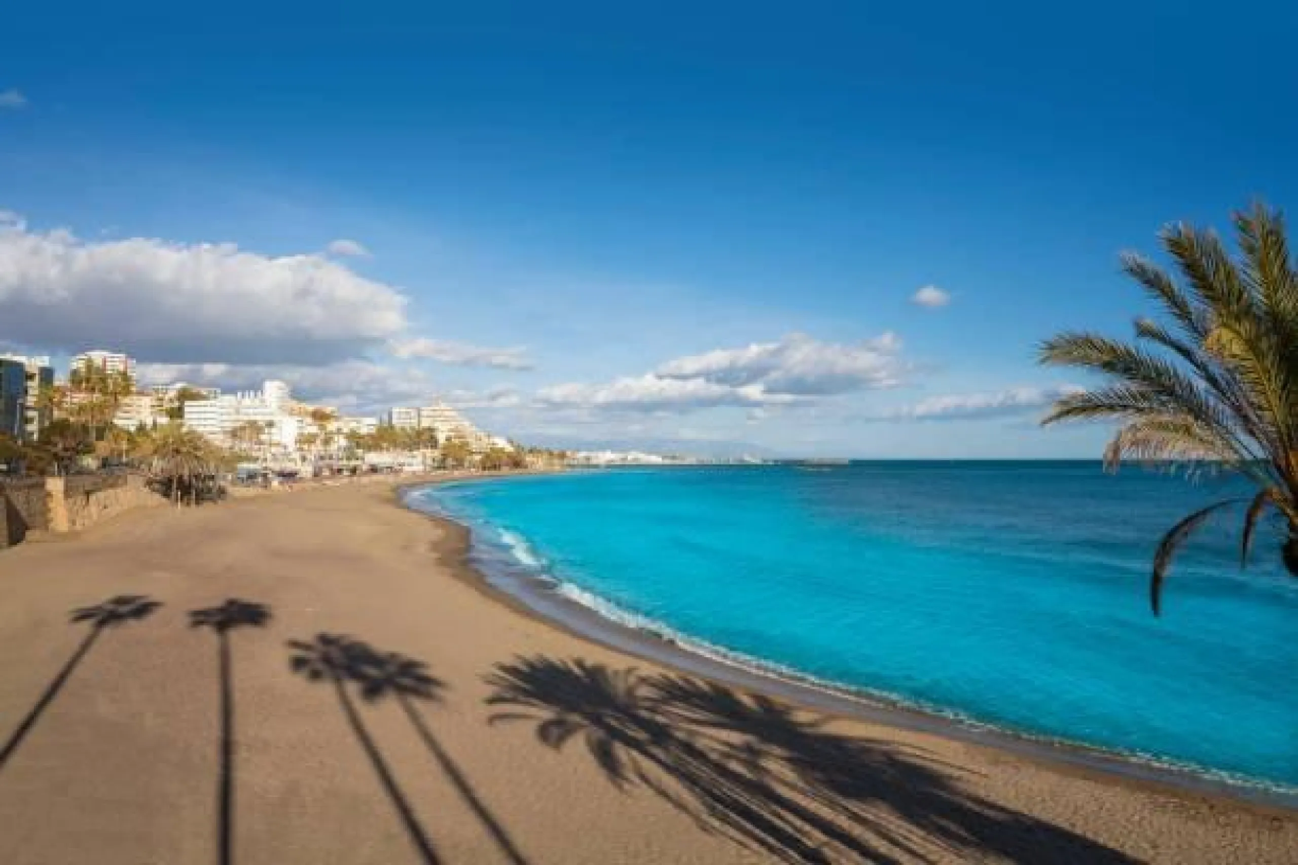 NEW BUILD RESIDENTIAL COMPLEX WITH SEA VIEW IN BENALMADENA& & New Build residential complex in Benalmadena.& & Modern residedential of 33 luxurious 1, 2 and 3 bedrooms apartments inspired by the shape of a ship. Its undulating façade is remini