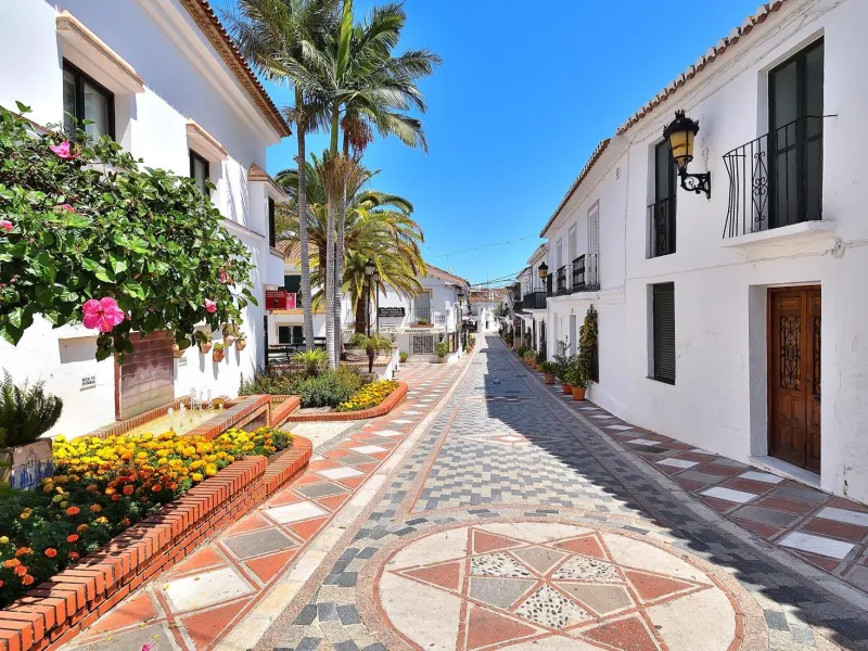NEW BUILD RESIDENTIAL COMPLEX WITH SEA VIEW IN BENALMADENA& & New Build residential complex in Benalmadena.& & Modern residedential of 33 luxurious 1, 2 and 3 bedrooms apartments inspired by the shape of a ship. Its undulating façade is remini