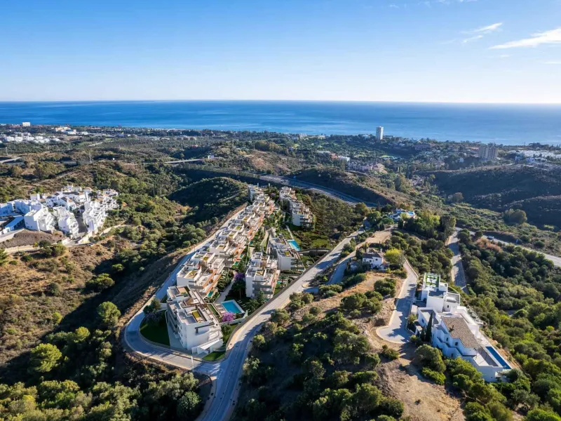 Innovative and elegant residential of 2 and 3-bedroom homes with large windows and extensive terraces to enjoy stunning sea views. Ground floor apartments with garden and private swimming pool, and penthouses with solarium with the option of incorporating