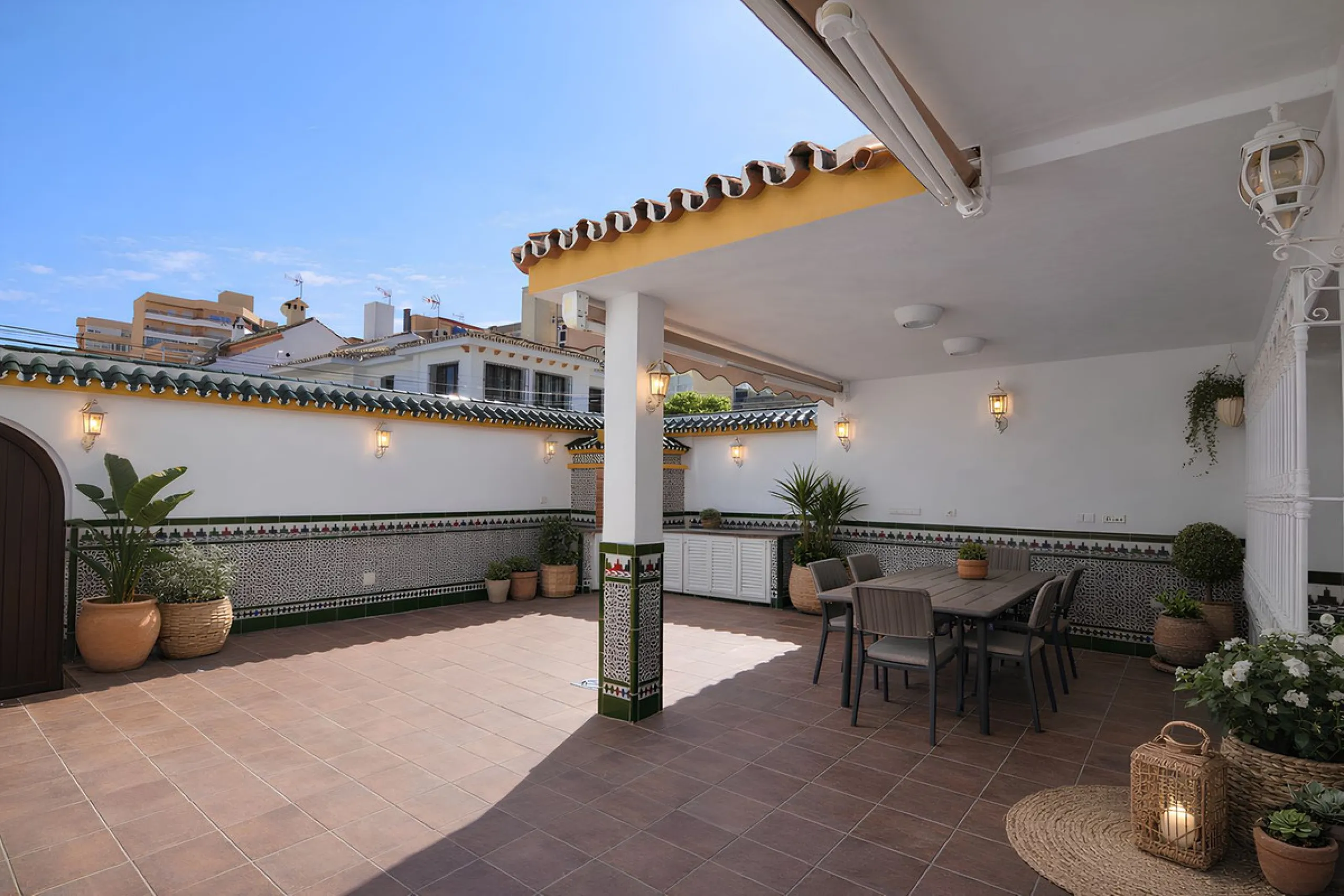 We are pleased to present this fantastic property located in the exclusive and quiet area of Pueblo López, one of the most sought-after neighborhoods in Fuengirola, within walking distance of all amenities, shops, and services.