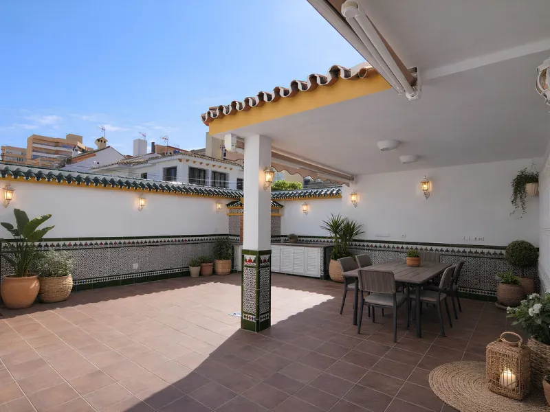 We are pleased to present this fantastic property located in the exclusive and quiet area of Pueblo López, one of the most sought-after neighborhoods in Fuengirola, within walking distance of all amenities, shops, and services.