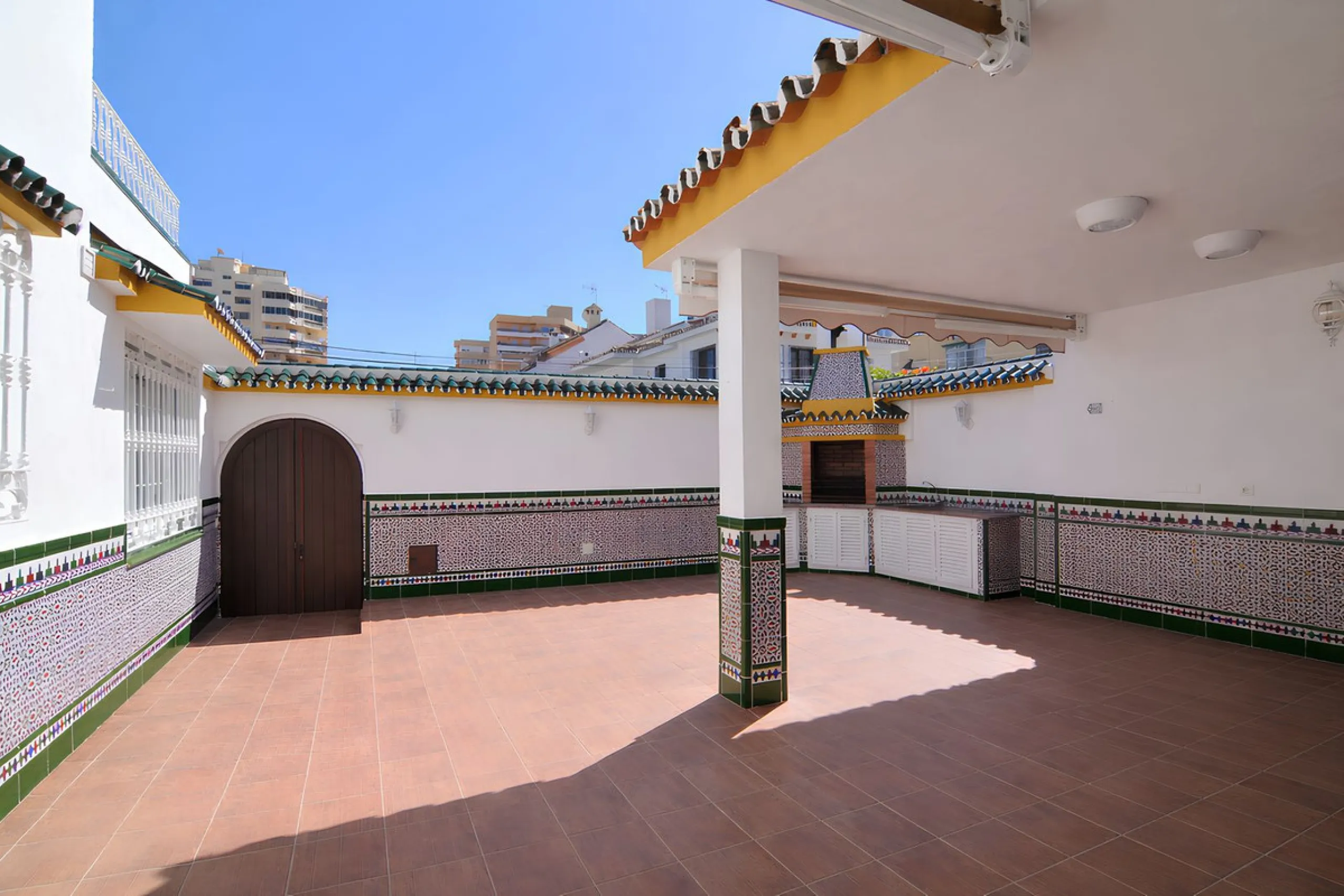 We are pleased to present this fantastic property located in the exclusive and quiet area of Pueblo López, one of the most sought-after neighborhoods in Fuengirola, within walking distance of all amenities, shops, and services.