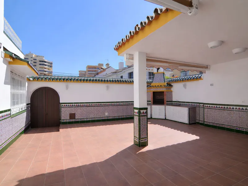 We are pleased to present this fantastic property located in the exclusive and quiet area of Pueblo López, one of the most sought-after neighborhoods in Fuengirola, within walking distance of all amenities, shops, and services.