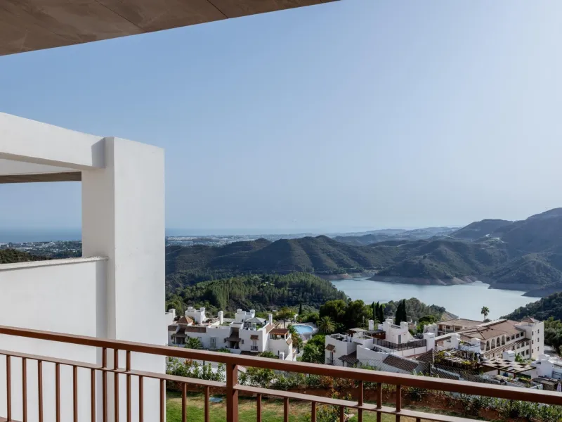 NEW BUILD TOWNHOUSES IN ISTAN, NEAR MARBELLA& & New development in the Sierra de las Nieves, close to the Sierra Blanca Country Club resort, in an area of exceptional natural beauty with hundred-year-old forests and panoramic views of Marbella Bay a