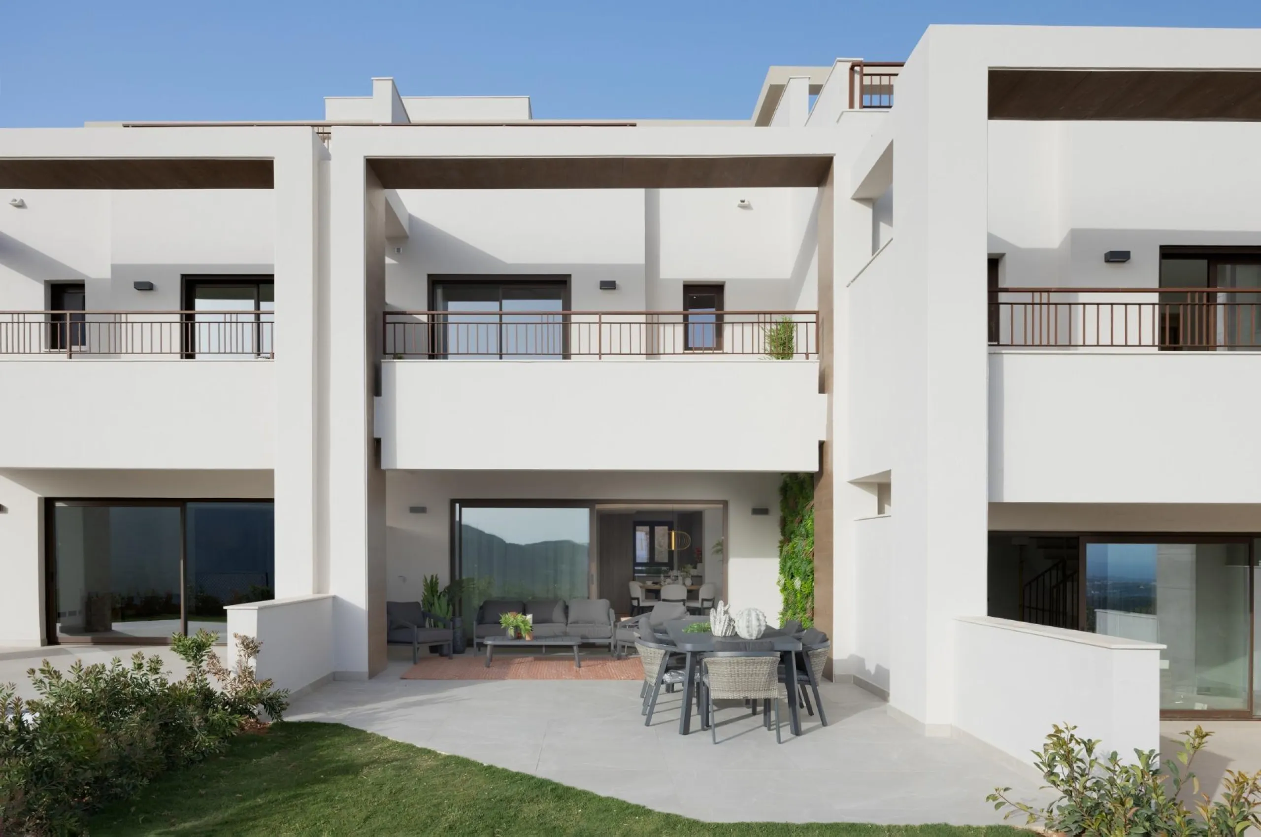 NEW BUILD TOWNHOUSES IN ISTAN, NEAR MARBELLA& & New development in the Sierra de las Nieves, close to the Sierra Blanca Country Club resort, in an area of exceptional natural beauty with hundred-year-old forests and panoramic views of Marbella Bay a