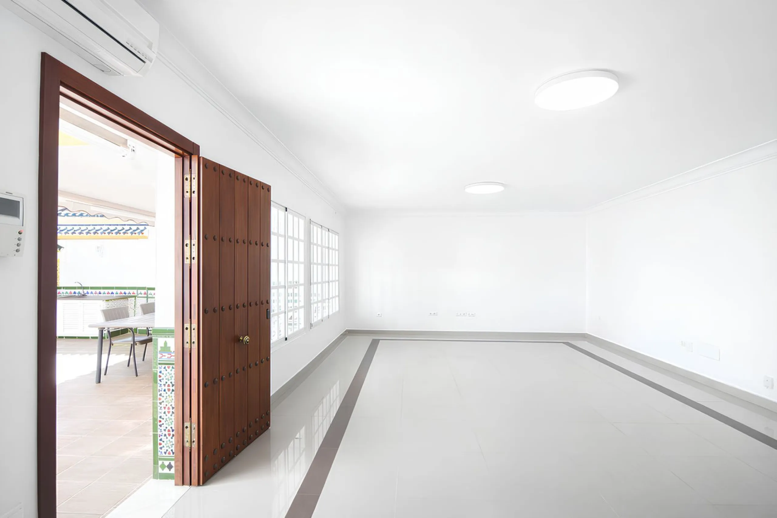 We are pleased to present this fantastic property located in the exclusive and quiet area of Pueblo López, one of the most sought-after neighborhoods in Fuengirola, within walking distance of all amenities, shops, and services.