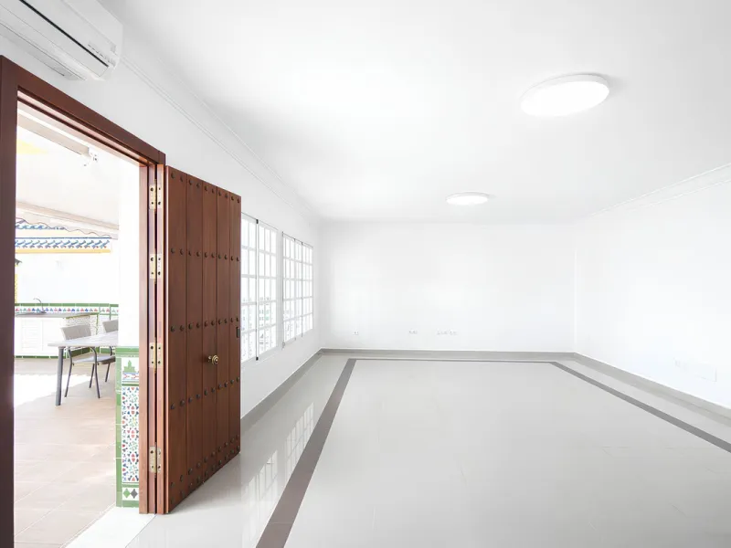 We are pleased to present this fantastic property located in the exclusive and quiet area of Pueblo López, one of the most sought-after neighborhoods in Fuengirola, within walking distance of all amenities, shops, and services.