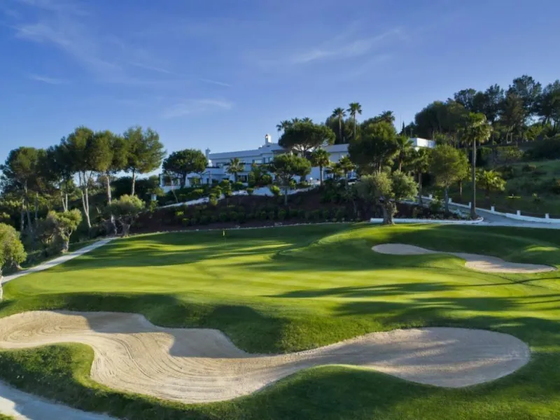 NEW BUILD RESIDENTIAL COMPLEX AT ESTEPONA GOLF& & New development at Estepona Golf, at the heart of the Costa del Sol, with bright, spacious homes overlooking the golf course.& & New Build residential complex enjoys panoramic views over the go
