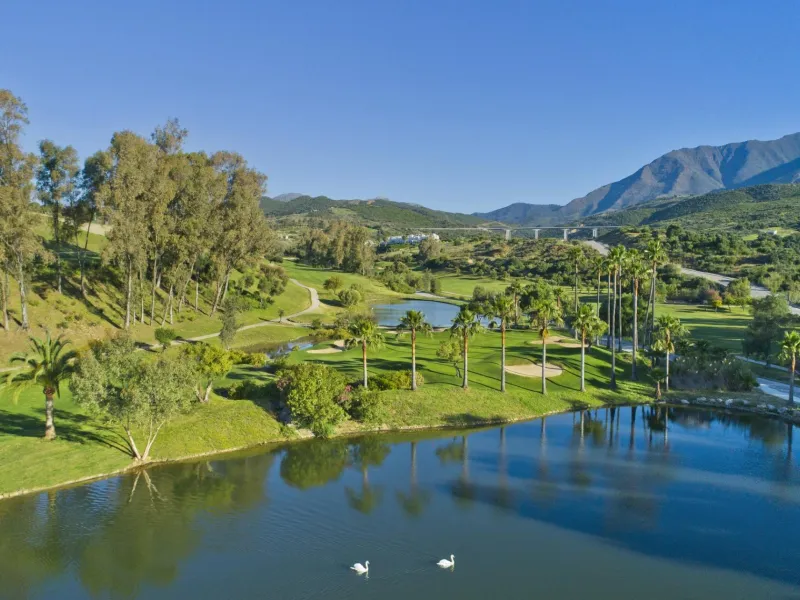 NEW BUILD RESIDENTIAL COMPLEX AT ESTEPONA GOLF& & New development at Estepona Golf, at the heart of the Costa del Sol, with bright, spacious homes overlooking the golf course.& & New Build residential complex enjoys panoramic views over the go