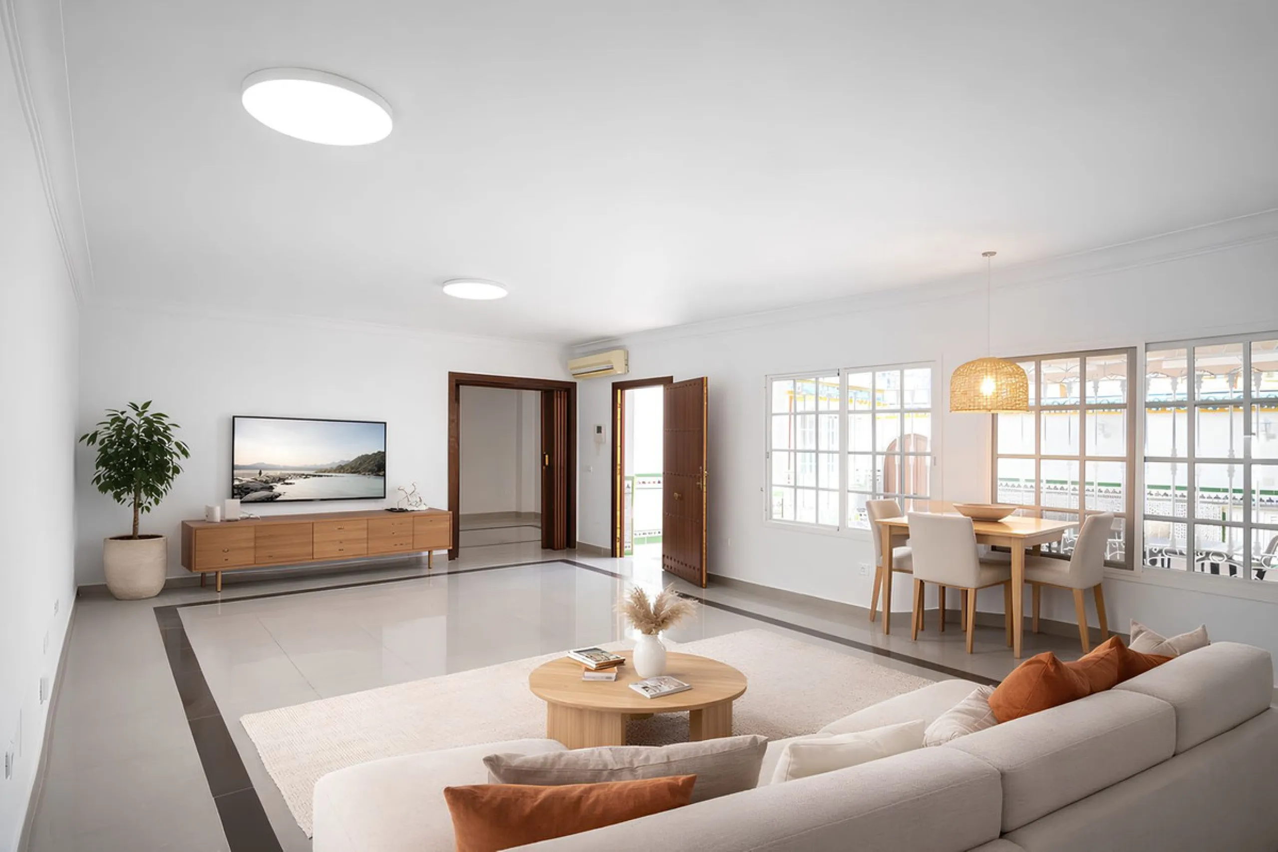 We are pleased to present this fantastic property located in the exclusive and quiet area of Pueblo López, one of the most sought-after neighborhoods in Fuengirola, within walking distance of all amenities, shops, and services.