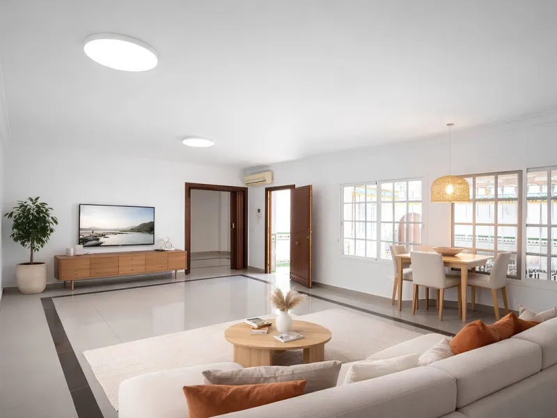 We are pleased to present this fantastic property located in the exclusive and quiet area of Pueblo López, one of the most sought-after neighborhoods in Fuengirola, within walking distance of all amenities, shops, and services.