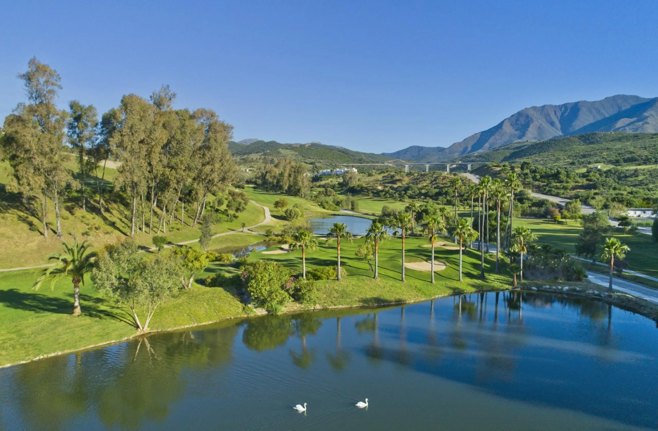 NEW BUILD RESIDENTIAL COMPLEX AT ESTEPONA GOLF& & New development at Estepona Golf, at the heart of the Costa del Sol, with bright, spacious homes overlooking the golf course.& & New Build residential complex enjoys panoramic views over the go