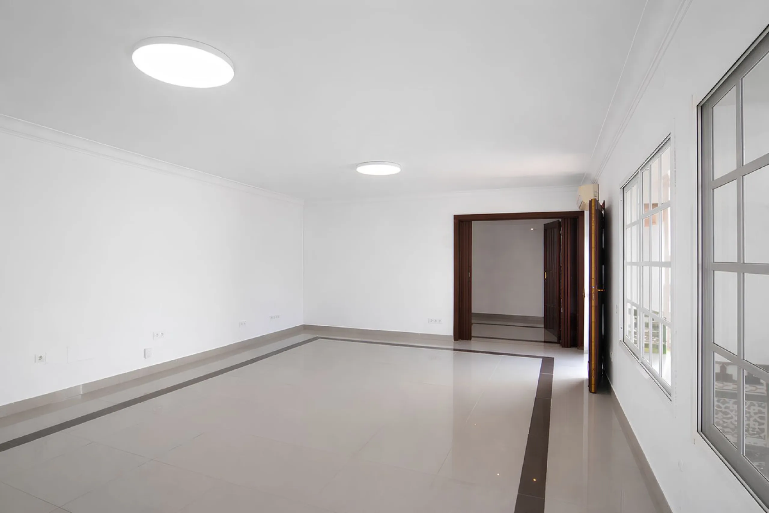 We are pleased to present this fantastic property located in the exclusive and quiet area of Pueblo López, one of the most sought-after neighborhoods in Fuengirola, within walking distance of all amenities, shops, and services.