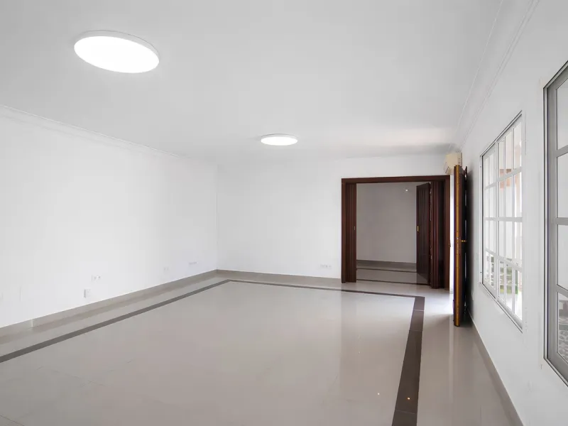 We are pleased to present this fantastic property located in the exclusive and quiet area of Pueblo López, one of the most sought-after neighborhoods in Fuengirola, within walking distance of all amenities, shops, and services.