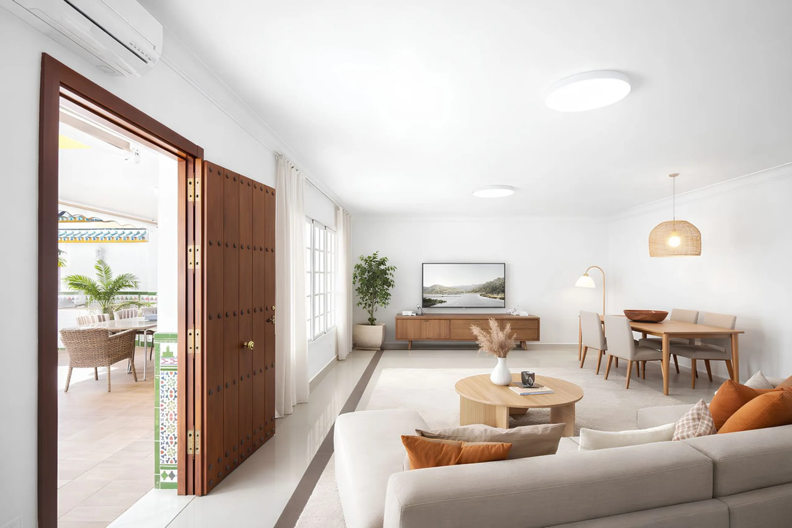 We are pleased to present this fantastic property located in the exclusive and quiet area of Pueblo López, one of the most sought-after neighborhoods in Fuengirola, within walking distance of all amenities, shops, and services.
