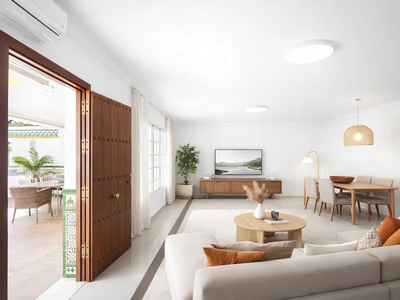 We are pleased to present this fantastic property located in the exclusive and quiet area of Pueblo López, one of the most sought-after neighborhoods in Fuengirola, within walking distance of all amenities, shops, and services.