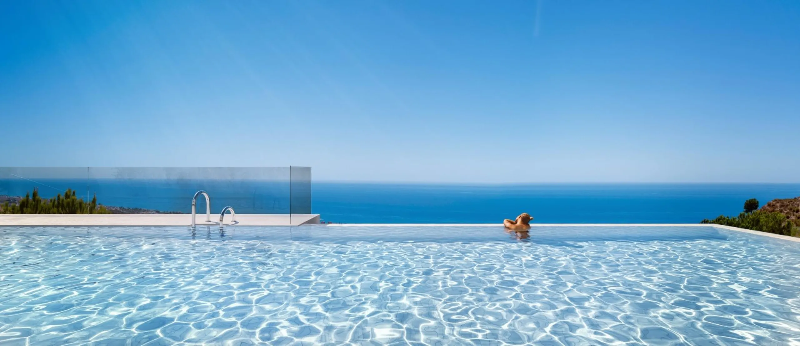 EXCLUSIVE HOMES WITH SEA VIEWS ON THE COSTA DEL SOL& & Exclusive 2 and 3 bedroom homes, including ground floor apartments with private garden and penthouses with panoramic solarium, from where you can enjoy privileged views of the sea and the bay. A