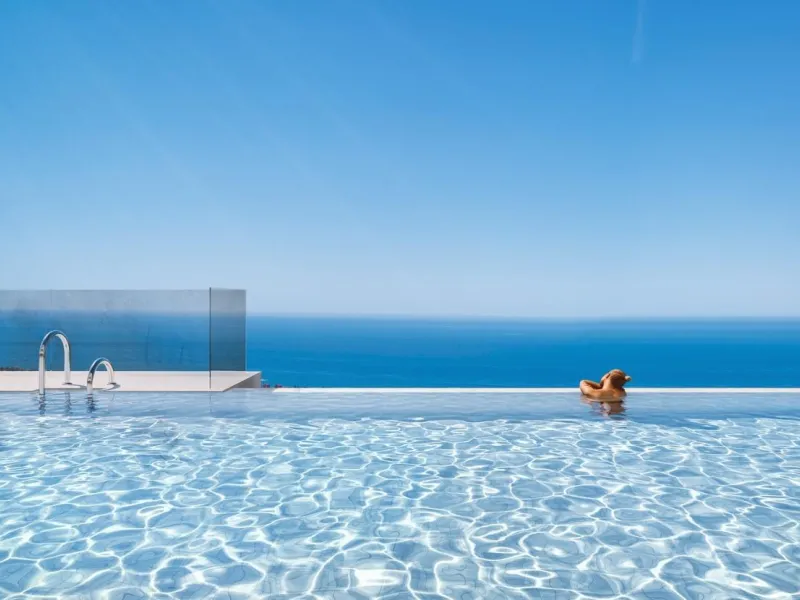 EXCLUSIVE HOMES WITH SEA VIEWS ON THE COSTA DEL SOL& & Exclusive 2 and 3 bedroom homes, including ground floor apartments with private garden and penthouses with panoramic solarium, from where you can enjoy privileged views of the sea and the bay. A