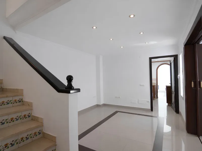 We are pleased to present this fantastic property located in the exclusive and quiet area of Pueblo López, one of the most sought-after neighborhoods in Fuengirola, within walking distance of all amenities, shops, and services.