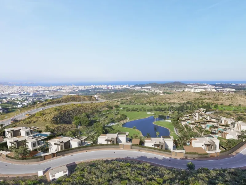 EXKLUSIVT KOMPLEX MED DE BÄSTA GOLF- OCH HAVSUTSIKTERNA I MIJAS& & Nytt lyxprojekt med endast 13 magnifika villor, var och en med 4 sovrum med eget badrum. Tre av sovrummen ligger på övervåningen, medan det fjärde ligger bredvid vardagsrummet. En st