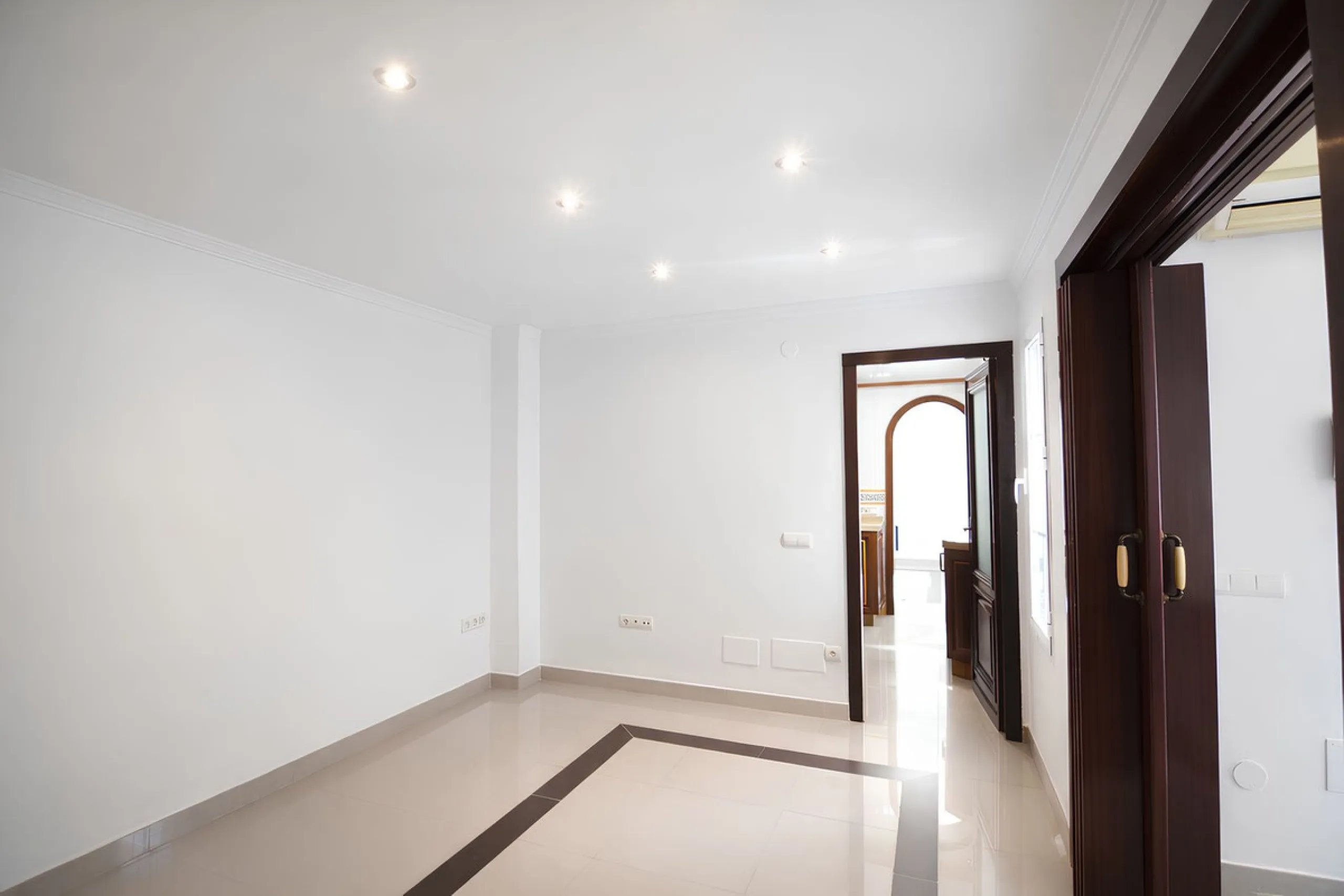 We are pleased to present this fantastic property located in the exclusive and quiet area of Pueblo López, one of the most sought-after neighborhoods in Fuengirola, within walking distance of all amenities, shops, and services.
