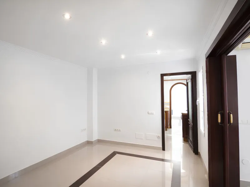 We are pleased to present this fantastic property located in the exclusive and quiet area of Pueblo López, one of the most sought-after neighborhoods in Fuengirola, within walking distance of all amenities, shops, and services.