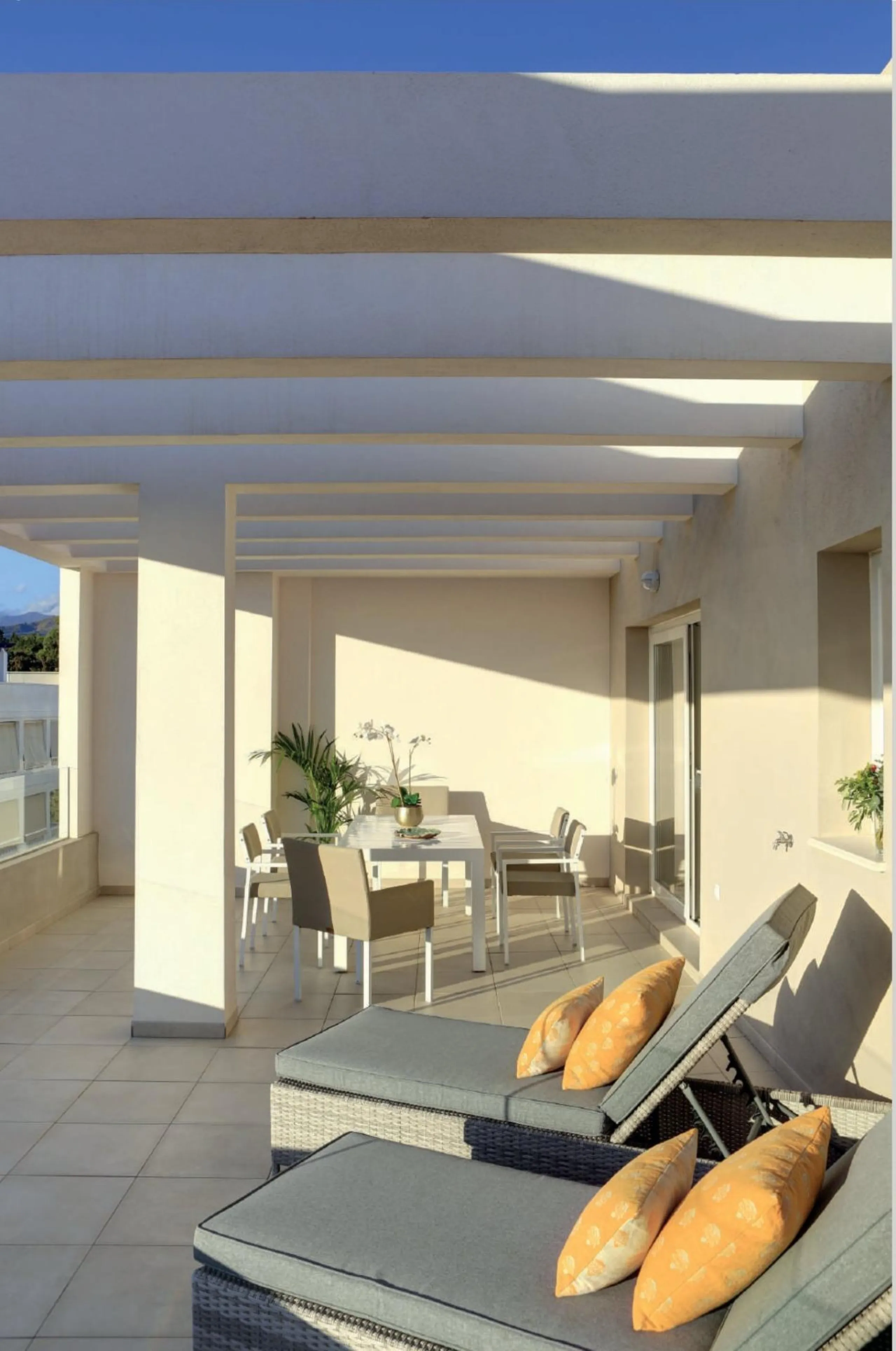 NEW BUILD PENTHOUSES IN NUEVA ANDALUCIA& & New Build residential of apartments and penthouses located in Nueva Andalucía, just a few minutes from Puerto Banús and San Pedro Alcántara, Marbella.& & A magnificent building with a modern style and
