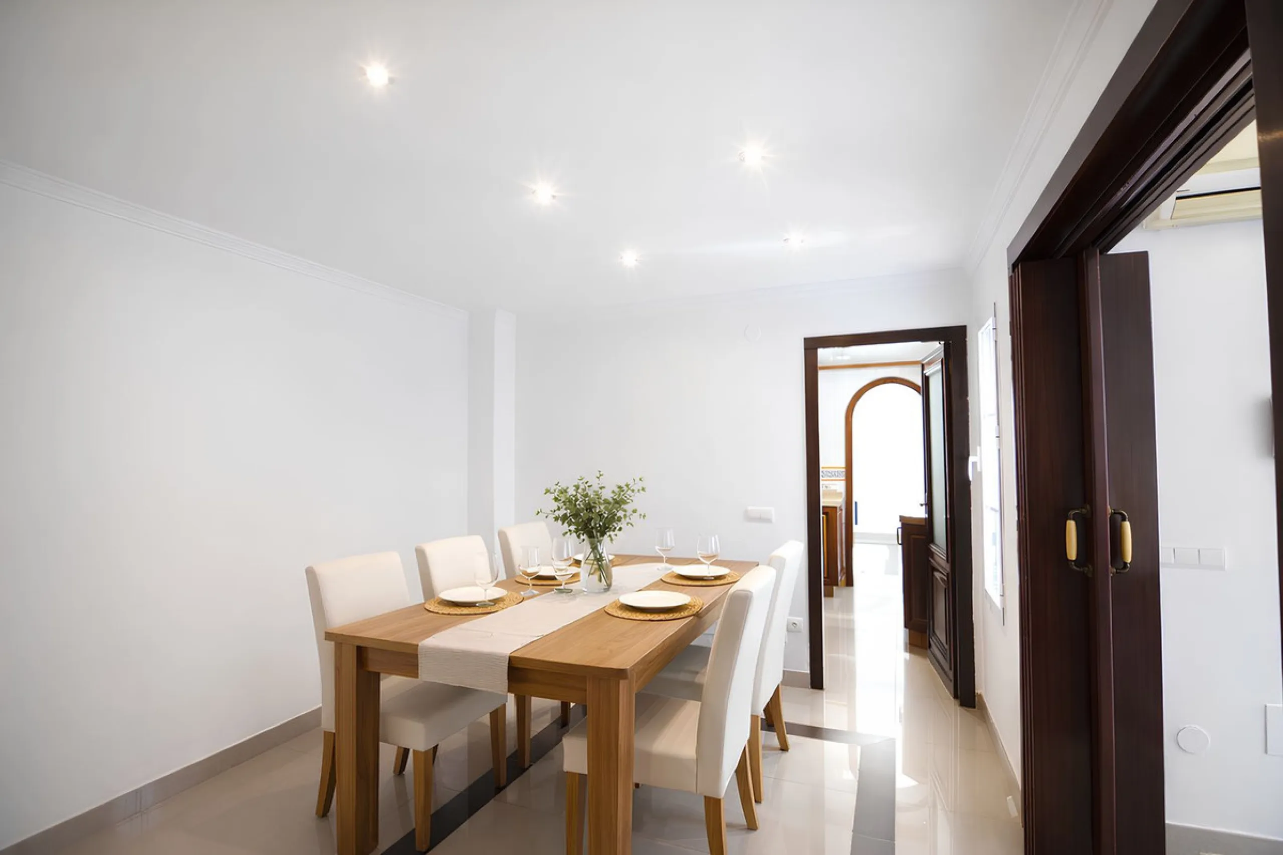We are pleased to present this fantastic property located in the exclusive and quiet area of Pueblo López, one of the most sought-after neighborhoods in Fuengirola, within walking distance of all amenities, shops, and services.
