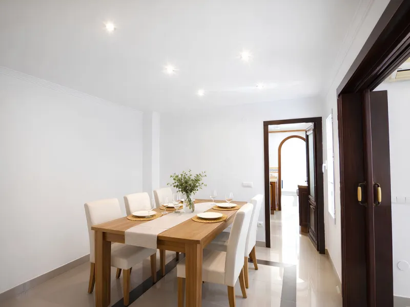 We are pleased to present this fantastic property located in the exclusive and quiet area of Pueblo López, one of the most sought-after neighborhoods in Fuengirola, within walking distance of all amenities, shops, and services.