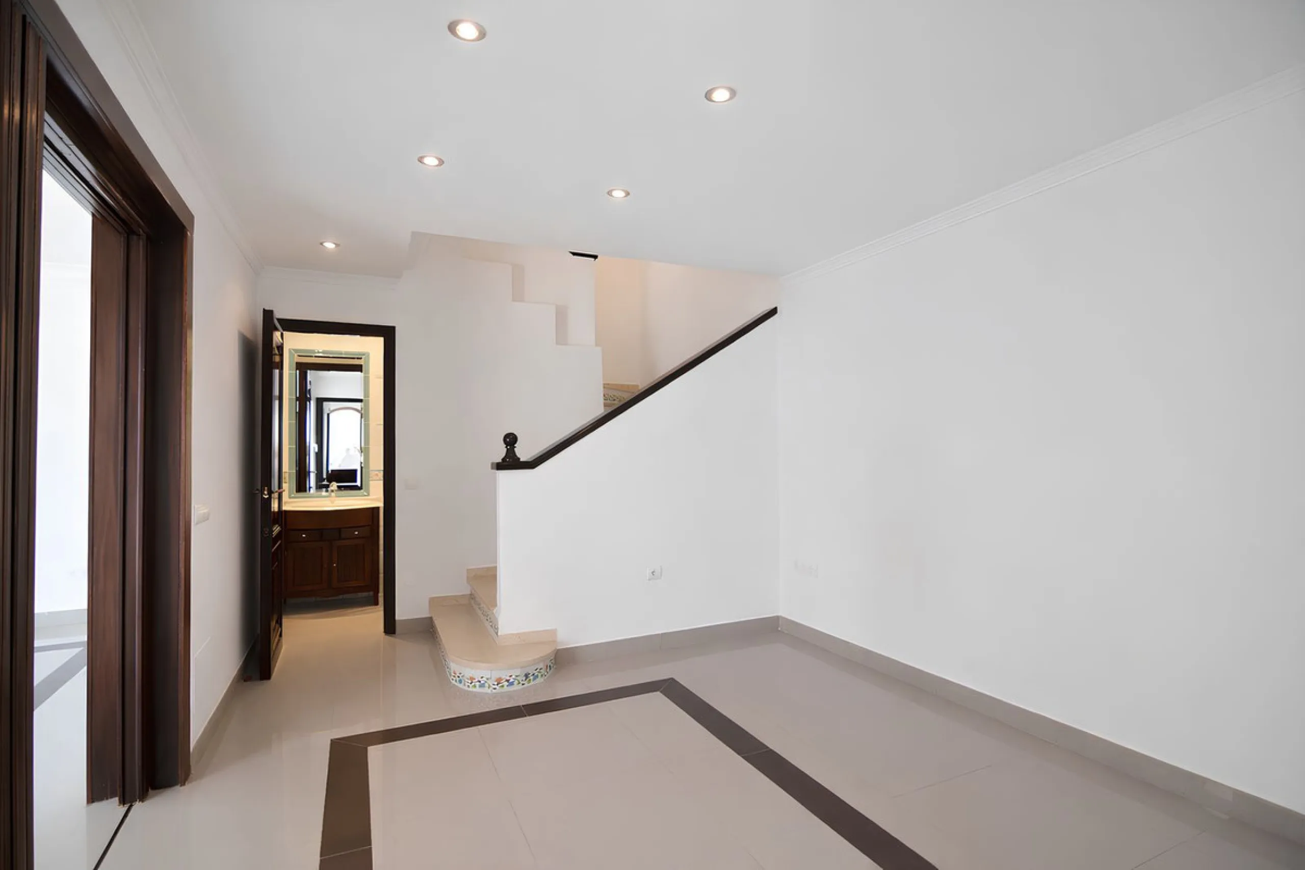 We are pleased to present this fantastic property located in the exclusive and quiet area of Pueblo López, one of the most sought-after neighborhoods in Fuengirola, within walking distance of all amenities, shops, and services.
