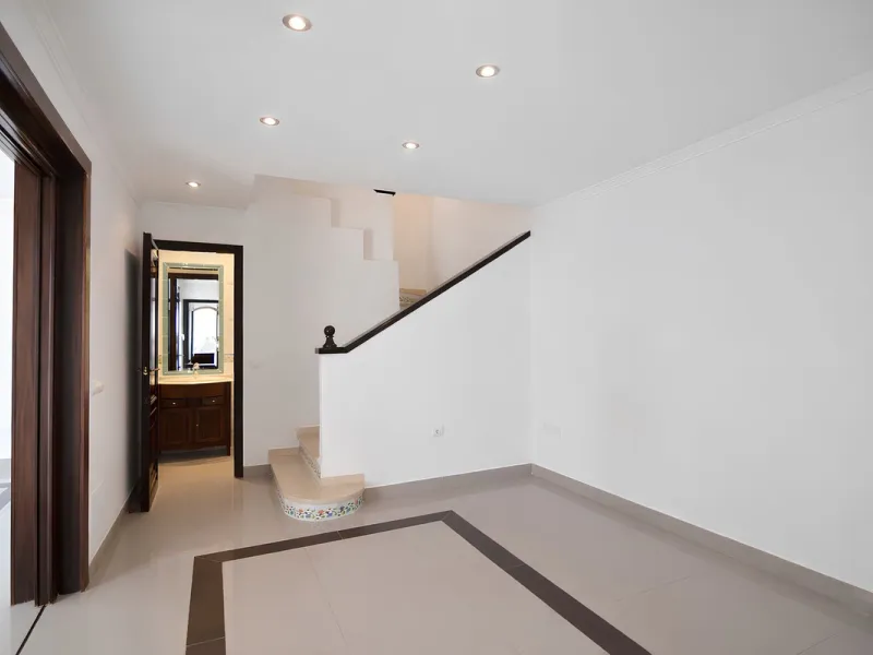 We are pleased to present this fantastic property located in the exclusive and quiet area of Pueblo López, one of the most sought-after neighborhoods in Fuengirola, within walking distance of all amenities, shops, and services.