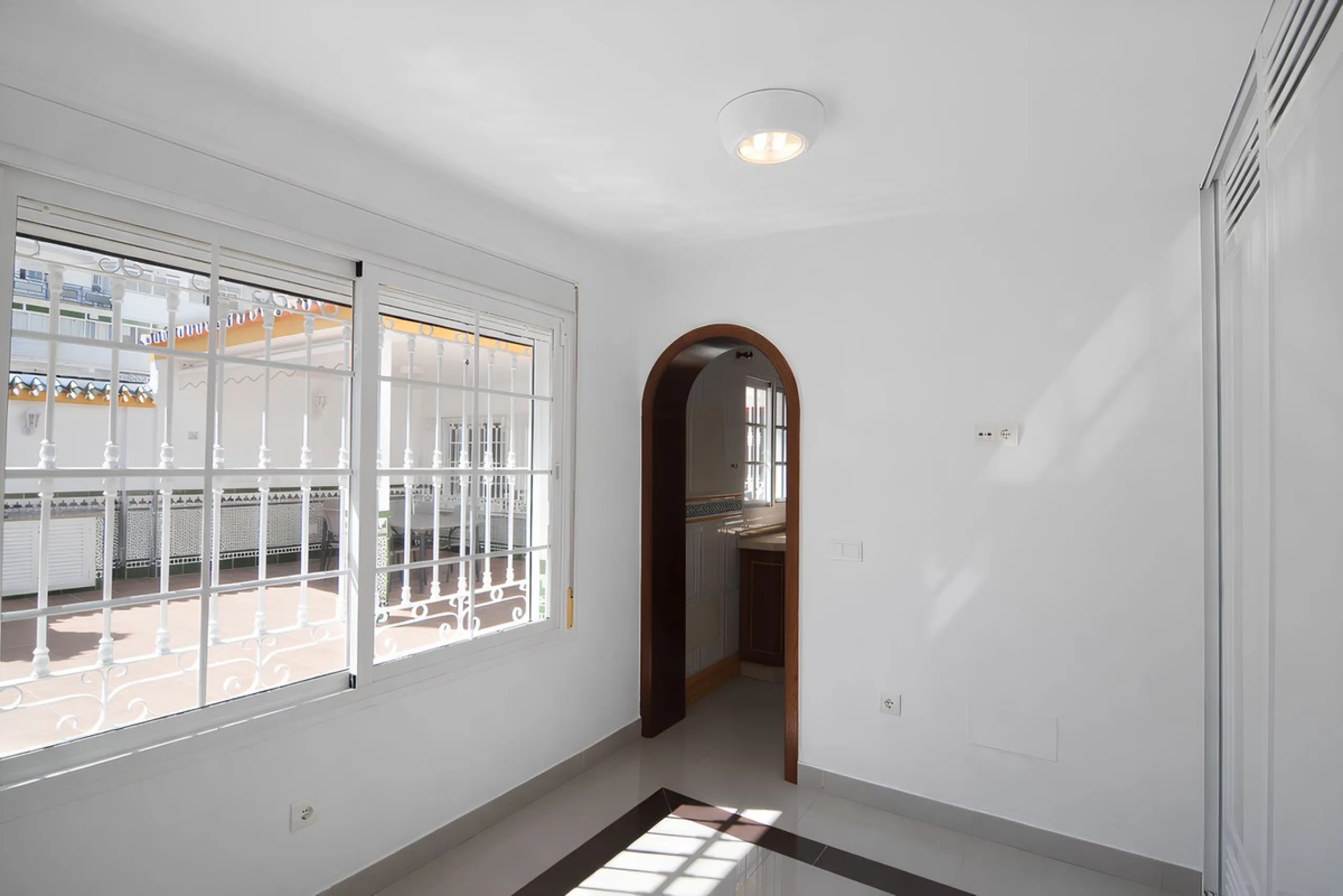 We are pleased to present this fantastic property located in the exclusive and quiet area of Pueblo López, one of the most sought-after neighborhoods in Fuengirola, within walking distance of all amenities, shops, and services.