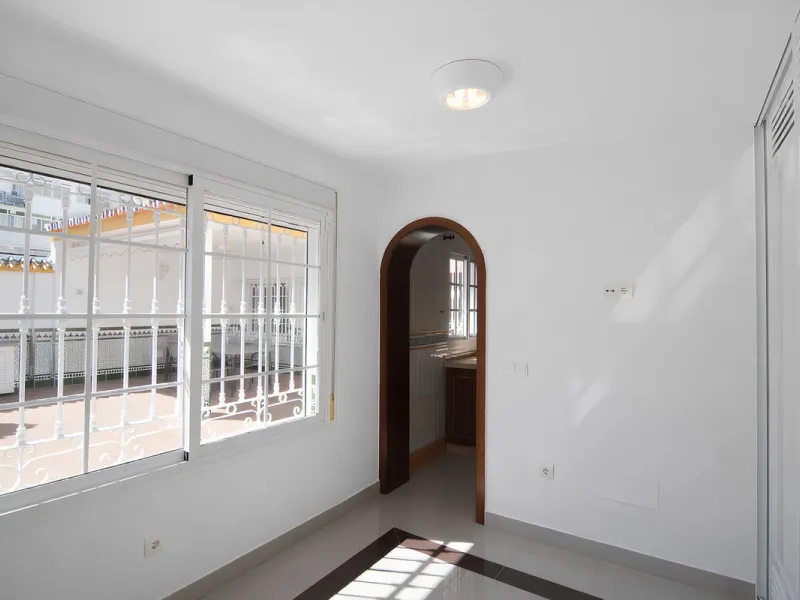 We are pleased to present this fantastic property located in the exclusive and quiet area of Pueblo López, one of the most sought-after neighborhoods in Fuengirola, within walking distance of all amenities, shops, and services.