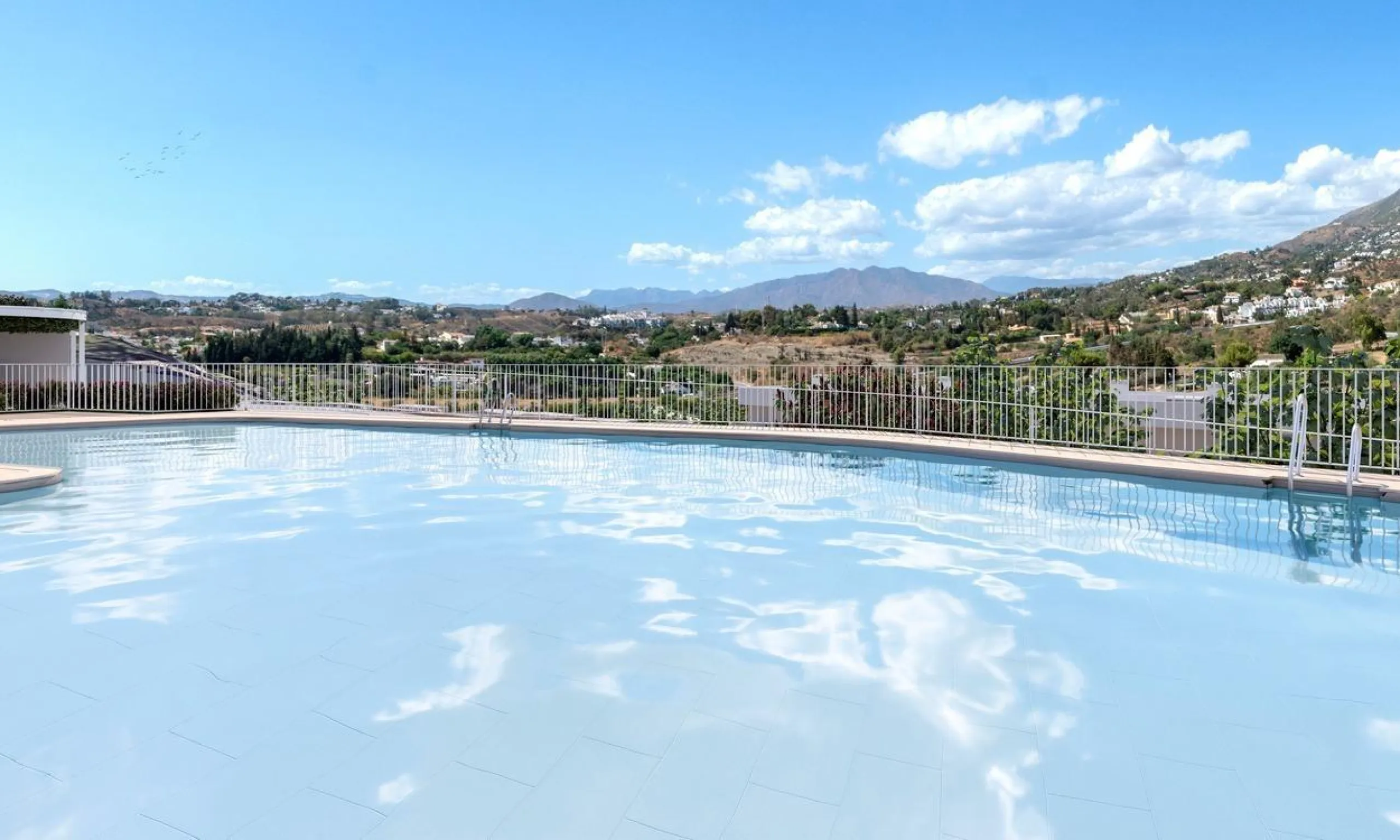 NEW BUILD RESIDENTIAL COMPLEX IN FUENGIROLA& & An exclusive New Build residential complex in Fuengirola to enjoy the privileged sunsets of the Costa del Sol.& & Consisting of two buildings with 74 apartments and penthouses, including two parki