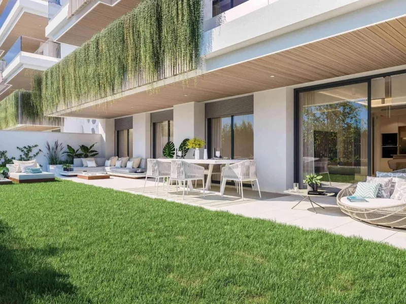 NEW BUILD RESIDENTIAL COMPLEX IN FUENGIROLA& & New build development, just a few metres from the beach, in the most exclusive area of Fuengirola city centre.& & Reidential complex is an exclusive development of 116 new build apartments in the 