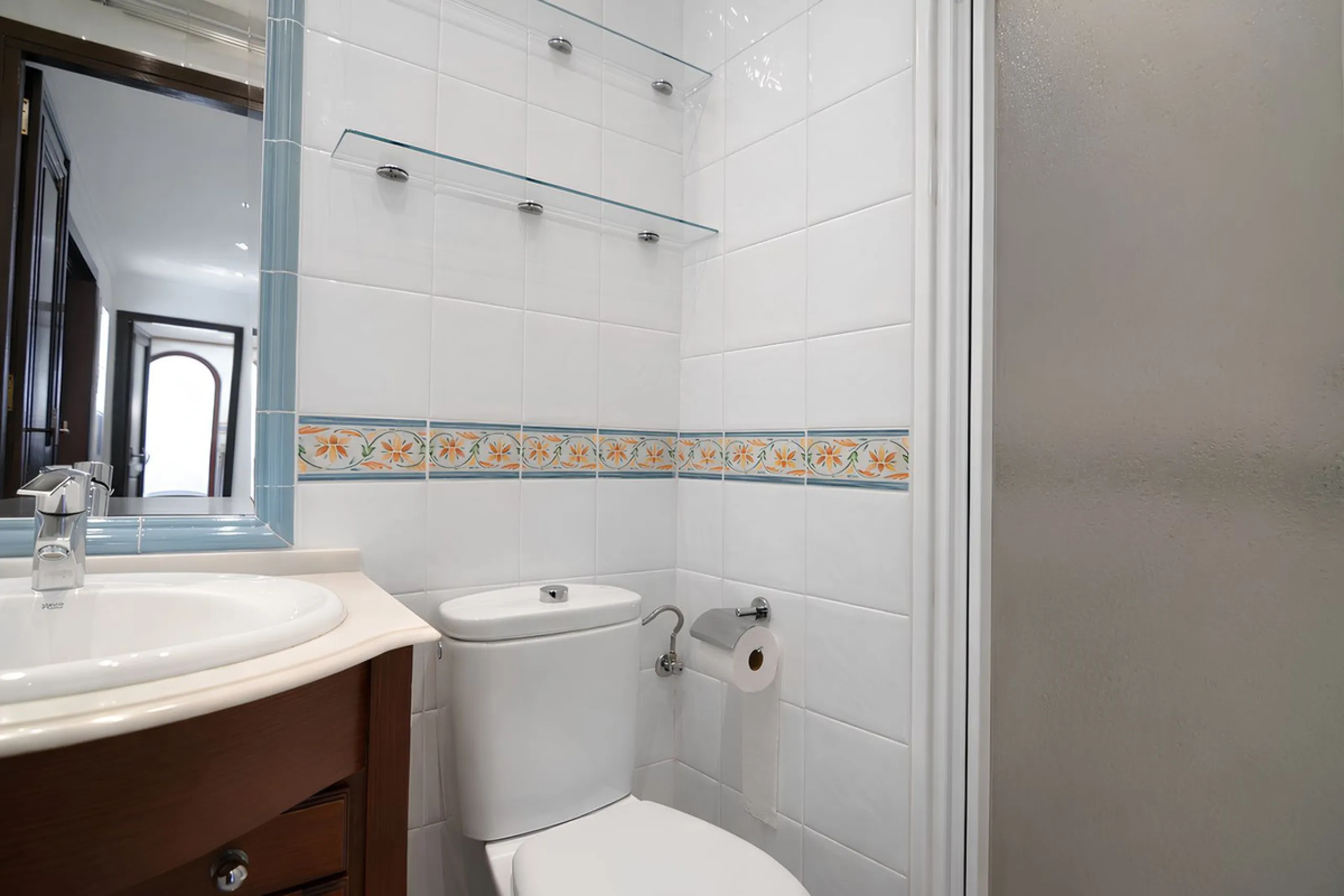 We are pleased to present this fantastic property located in the exclusive and quiet area of Pueblo López, one of the most sought-after neighborhoods in Fuengirola, within walking distance of all amenities, shops, and services.