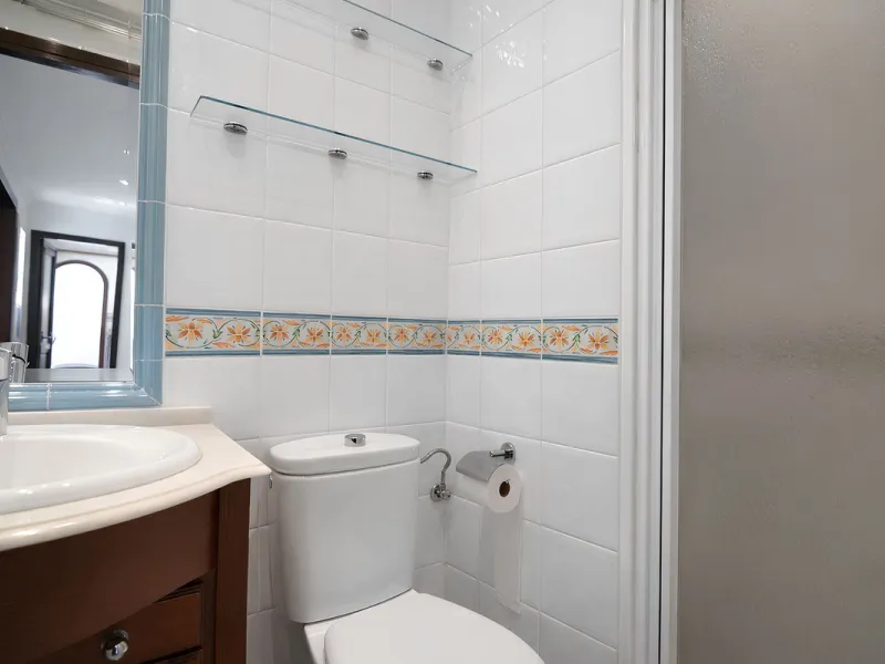 We are pleased to present this fantastic property located in the exclusive and quiet area of Pueblo López, one of the most sought-after neighborhoods in Fuengirola, within walking distance of all amenities, shops, and services.