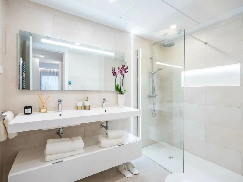 NEW BUILD RESIDENTIAL COMPLEX IN FUENGIROLA& & New build development, just a few metres from the beach, in the most exclusive area of Fuengirola city centre.& & Reidential complex is an exclusive development of 116 new build apartments in the 