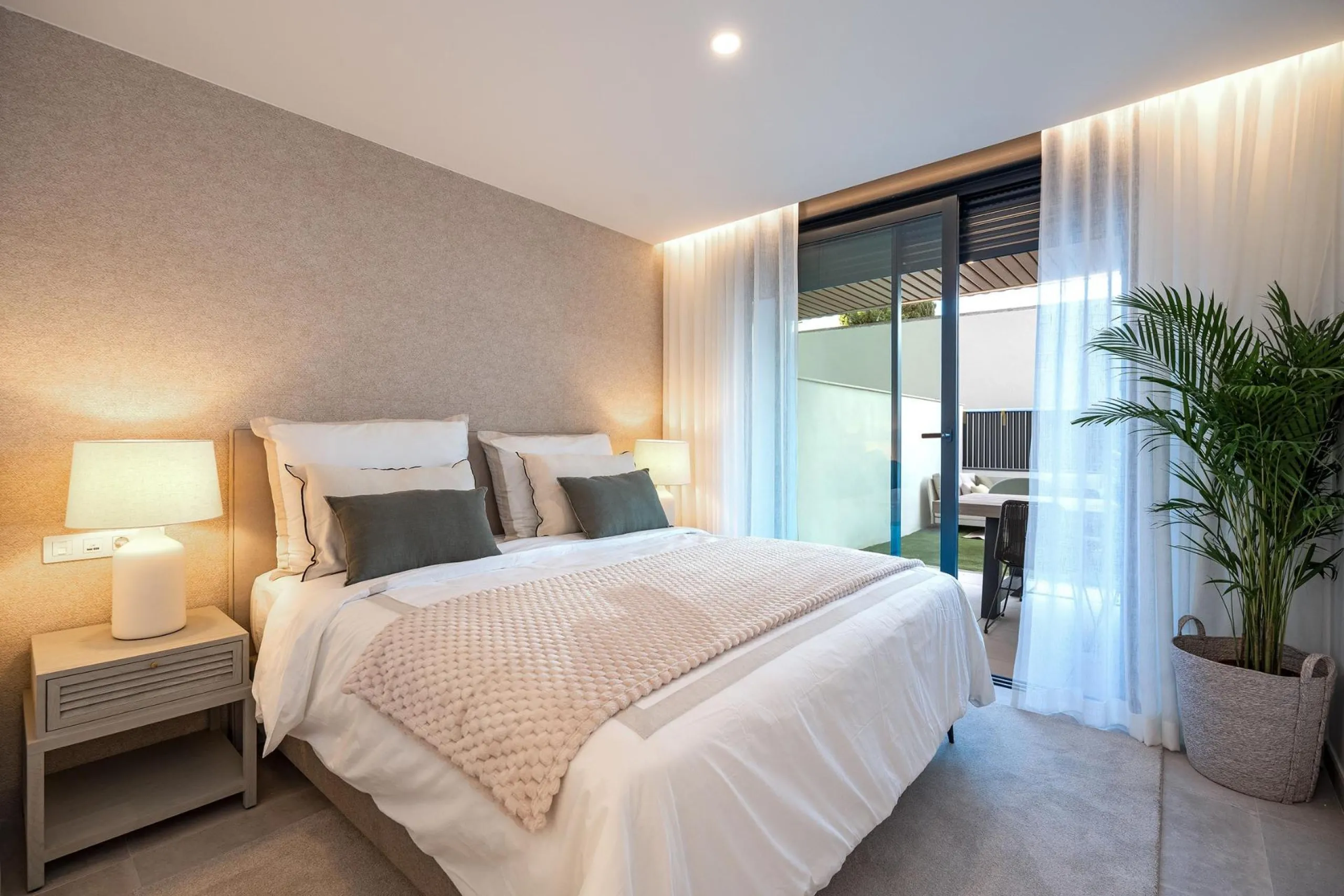 NEW BUILD RESIDENTIAL COMPLEX IN FUENGIROLA& & New build development, just a few metres from the beach, in the most exclusive area of Fuengirola city centre.& & Reidential complex is an exclusive development of 116 new build apartments in the 