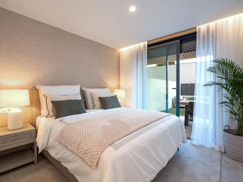 NEW BUILD RESIDENTIAL COMPLEX IN FUENGIROLA& & New build development, just a few metres from the beach, in the most exclusive area of Fuengirola city centre.& & Reidential complex is an exclusive development of 116 new build apartments in the 