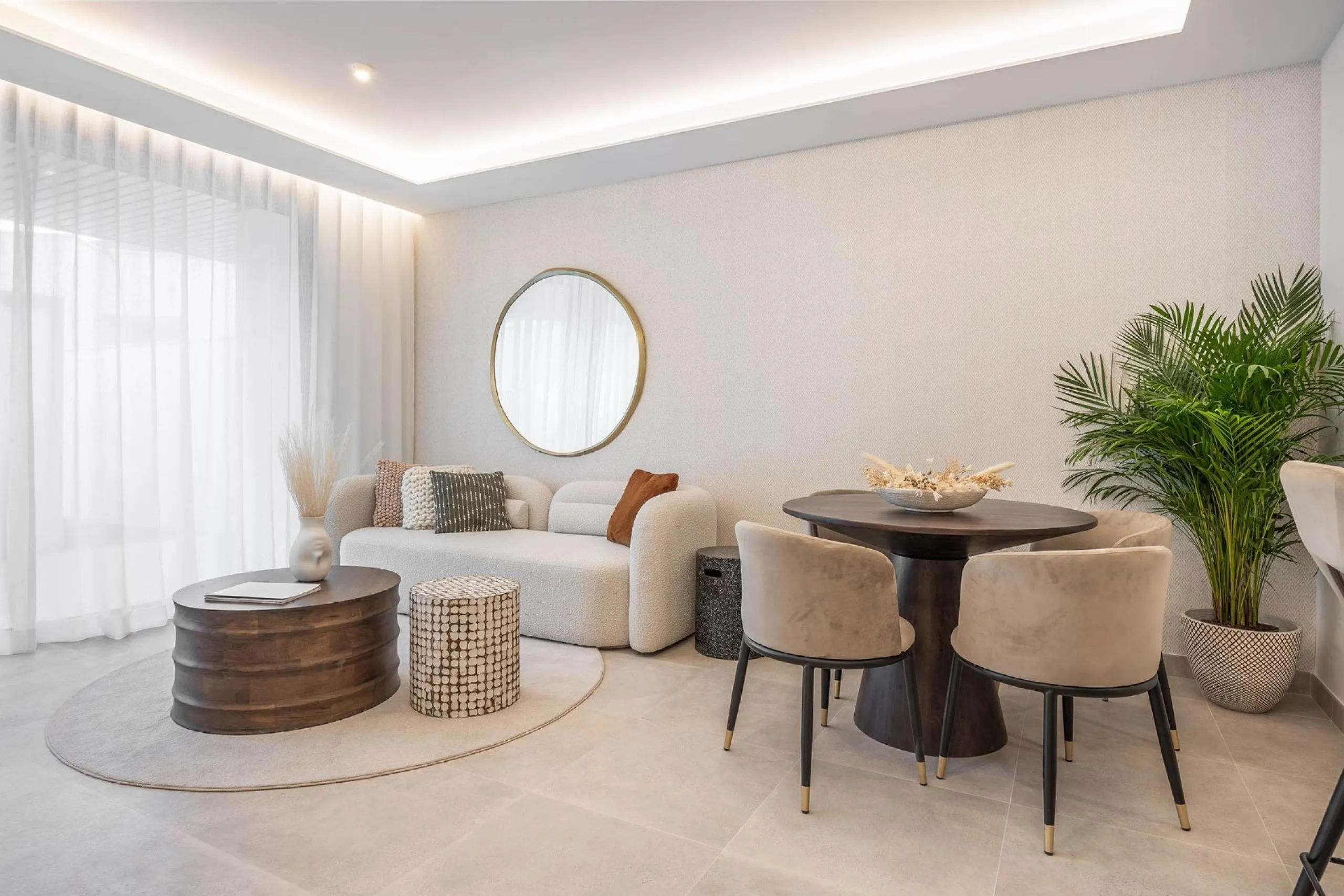 NEW BUILD RESIDENTIAL COMPLEX IN FUENGIROLA& & New build development, just a few metres from the beach, in the most exclusive area of Fuengirola city centre.& & Reidential complex is an exclusive development of 116 new build apartments in the 