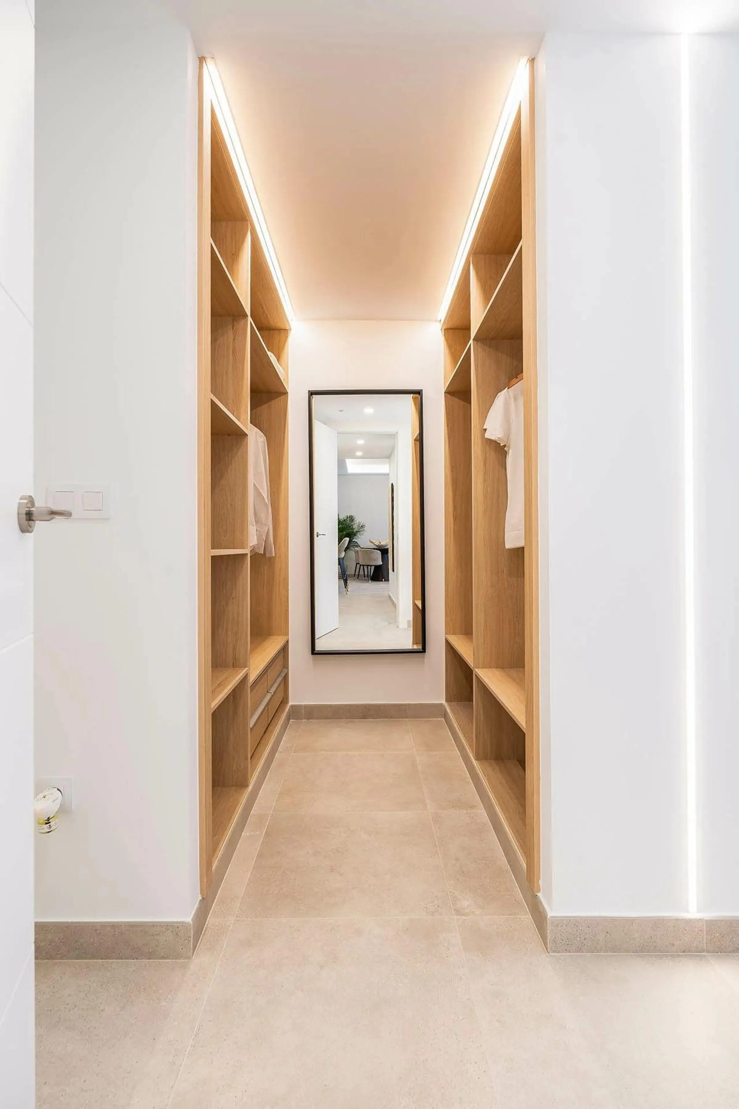 NEW BUILD RESIDENTIAL COMPLEX IN FUENGIROLA& & New build development, just a few metres from the beach, in the most exclusive area of Fuengirola city centre.& & Reidential complex is an exclusive development of 116 new build apartments in the 