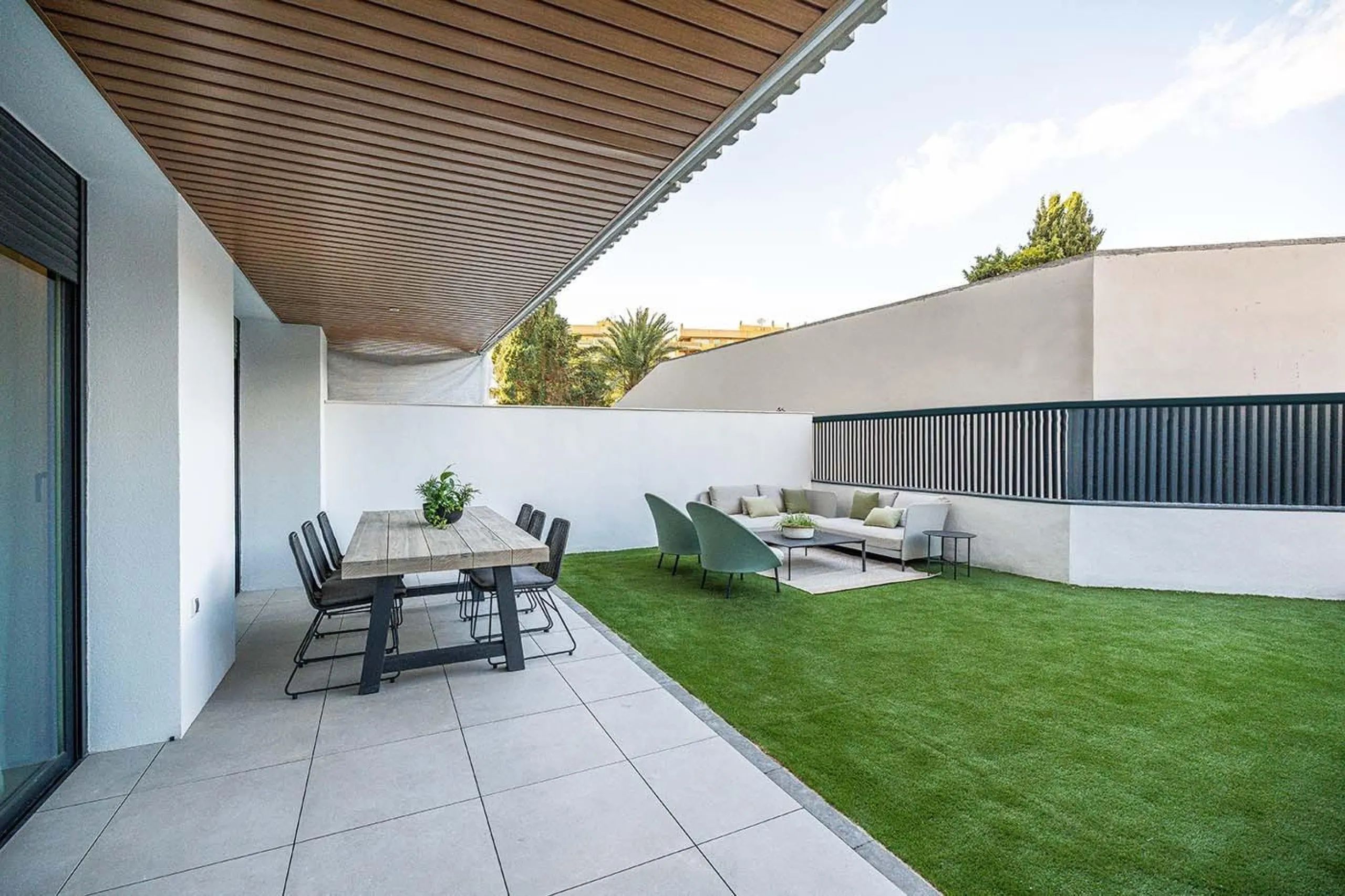 NEW BUILD RESIDENTIAL COMPLEX IN FUENGIROLA& & New build development, just a few metres from the beach, in the most exclusive area of Fuengirola city centre.& & Reidential complex is an exclusive development of 116 new build apartments in the 